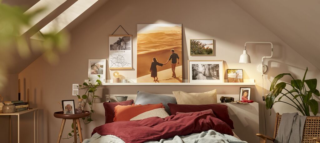 Ein gemütliches Schlafzimmer mit warmen Farben, dekoriert mit Pflanzen und schönen Erinnerungsfotos.