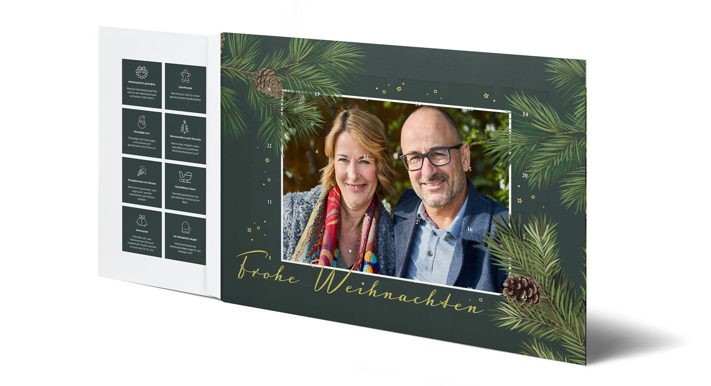Adventskalender mit Tannenzapfen, Tannenzweigen und goldenem 'Frohe Weihnachten'-Schriftzug auf dunklem Hintergrund, mit einem persönlichen