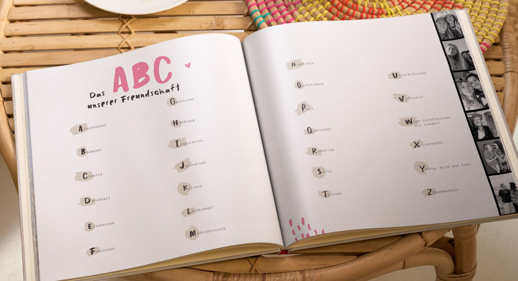 Eine Doppelseite in einem Fotobuch: Jeder Buchstabe aus dem ABC ist mit einer positiven Eigenschaft von Liss verbunden.