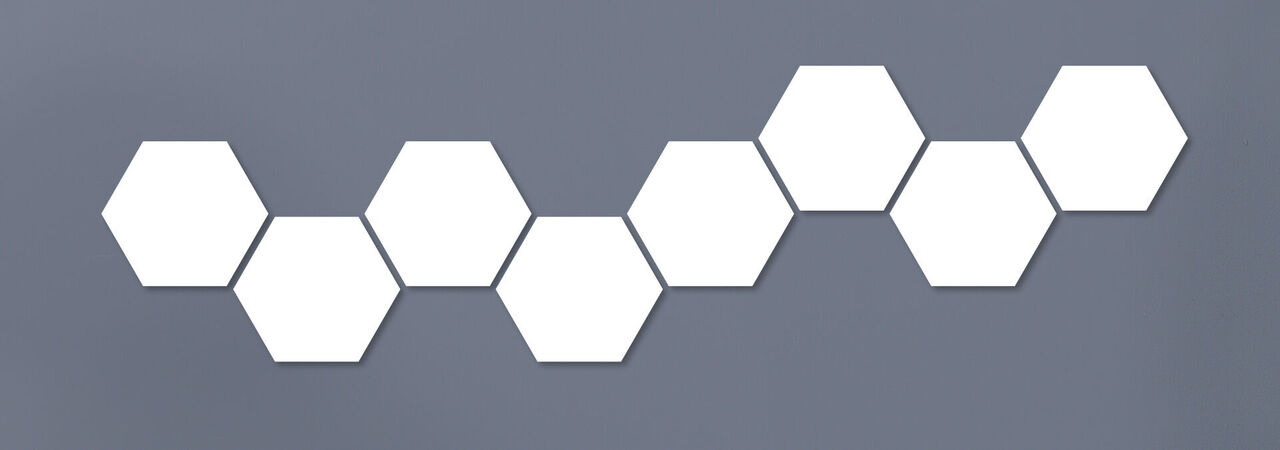 Sechs farbige hexagonale Formen in einer Linie auf grauem Hintergrund