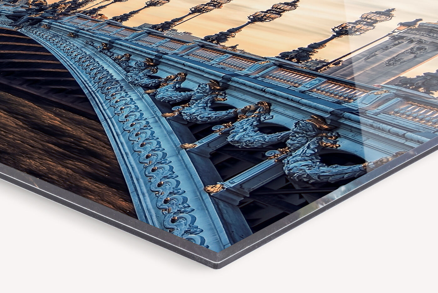 Detailaufnahme eines eleganten blauen Rahmens eines Wandbildes mit filigranen Verzierungen