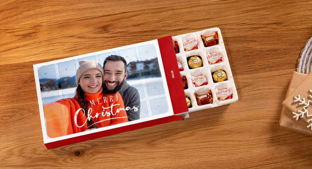 Eine Geschenkbox mit Pralinen, beschriftet mit 'Merry Christmas'.