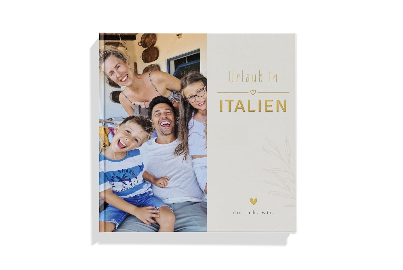 Cover eines CEWE FOTOBUCHS mit liebevoller Familienszene im Urlaub in Italien.