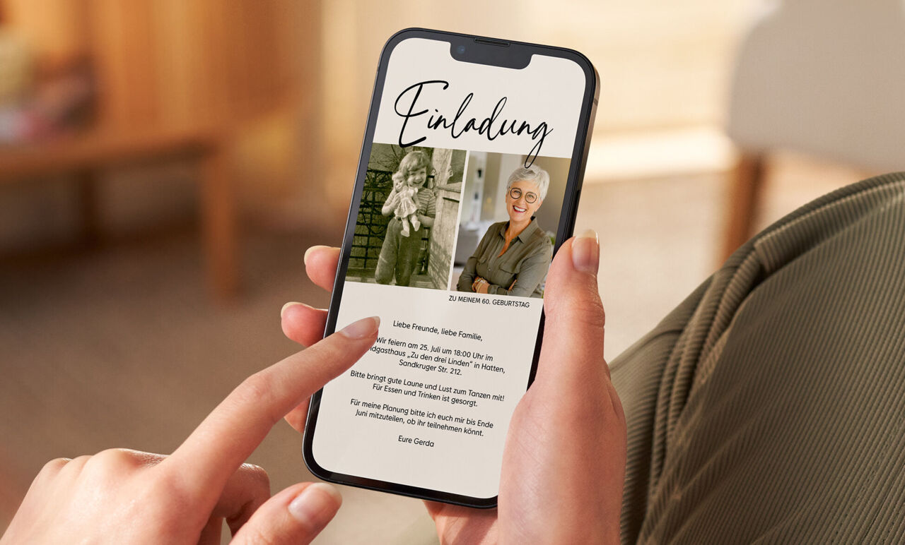 Eine digitale Geburtstagseinladung mit einem beigen Design und dem geschwungenen Schriftzug Einladung über den beiden Fotoflächen, darunter