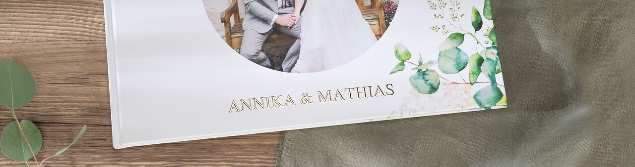 Ein elegantes CEWE Fotobuch mit dem Namen "Annika & Matthias" und einem floralen Design.