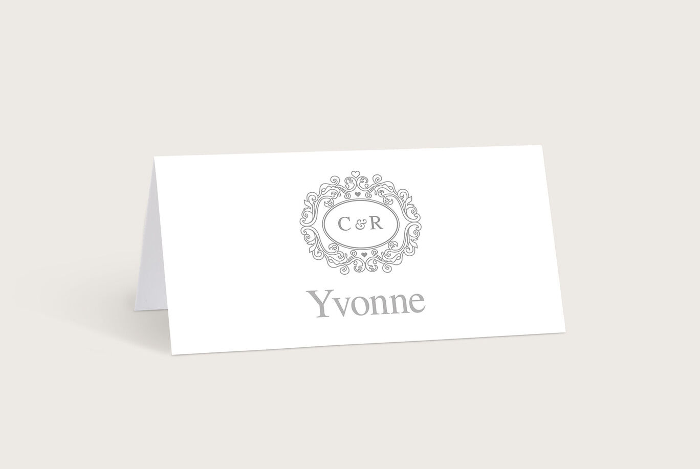 Elegante Tischkarte mit den Initialen C & R und dem Namen Yvonne.