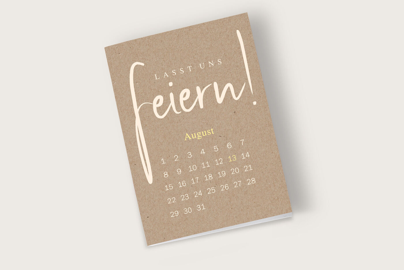 Kalenderblatt mit der Aufschrift 'Lasst uns feiern!' und einem Monatskalender für August.