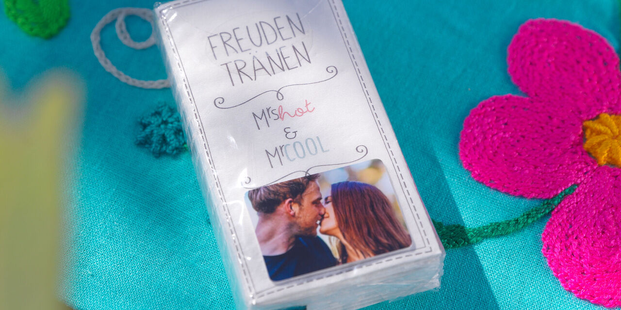 Eine liebevoll gestaltete Box mit dem Titel "Freudentränen" und einem Foto eines Paares.