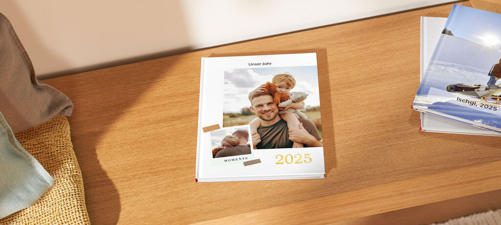 Öffentliches Fotobuch 2024 auf einem Tisch mit emotionalen Erinnerungen