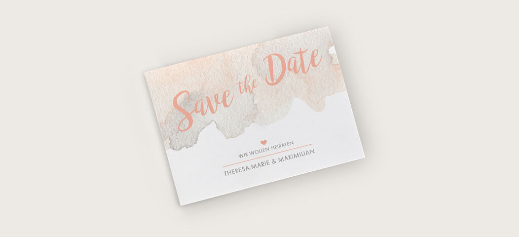 Einladungskarte im A6 Format mit Aquarell-Hintergrund in sanften Rosatönen. Darauf steht "Save the Date" in eleganter Schrift. Die Namen "Theresa-Mare & Maximilian" sind ebenfalls verziert.