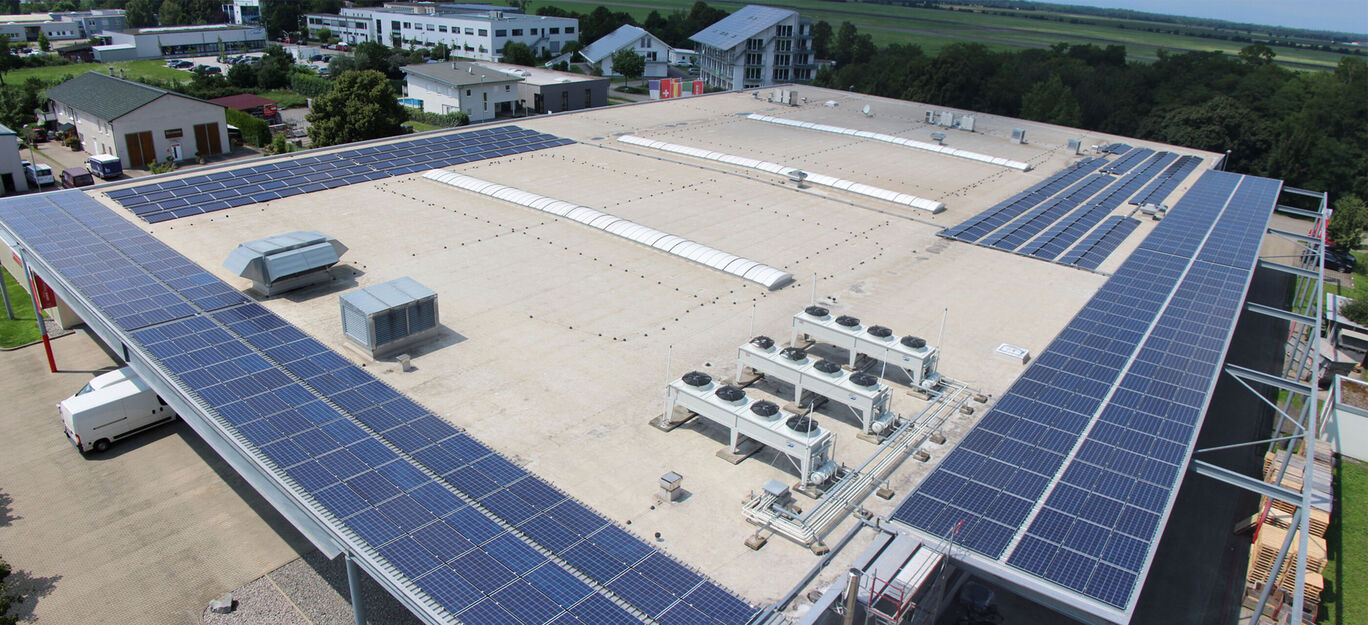 Dach voller Solarzellen mit Klimaanlagen in der Mitte.