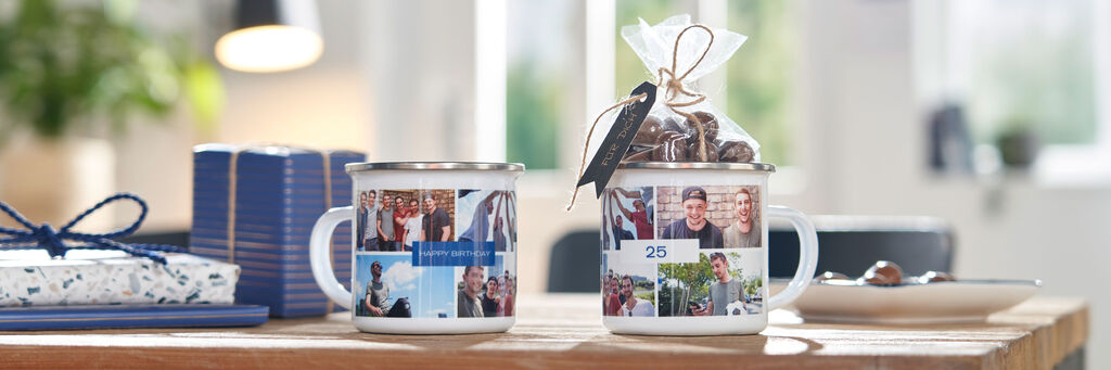 Zwei liebevoll gestaltete Tassen mit persönlichen Fotos auf einem Holz Tisch, umgeben von Geschenken und Schokoladen.