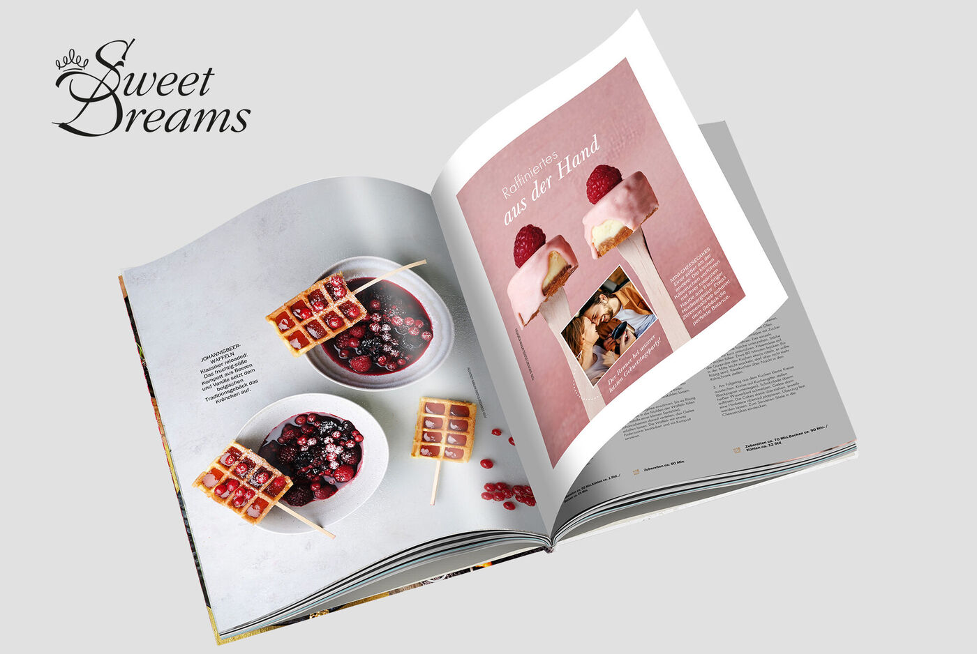 Offenes Fotobuch mit Dessertrezepten und Bildern, eine Seite zeigt Eis am Stiel, die andere eine leckere Beerenkomposition.