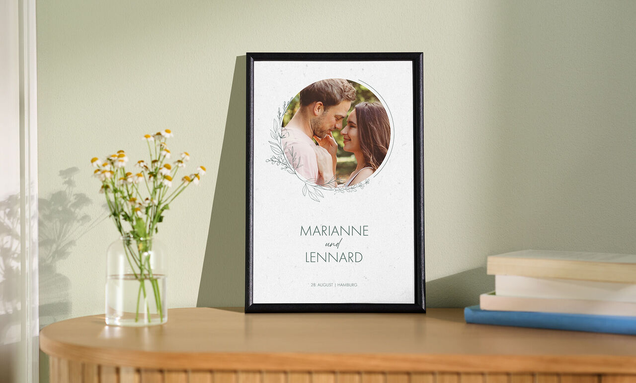 Elegantes Wandbild mit Namen, warmem Hintergrund und schönen Blumen.