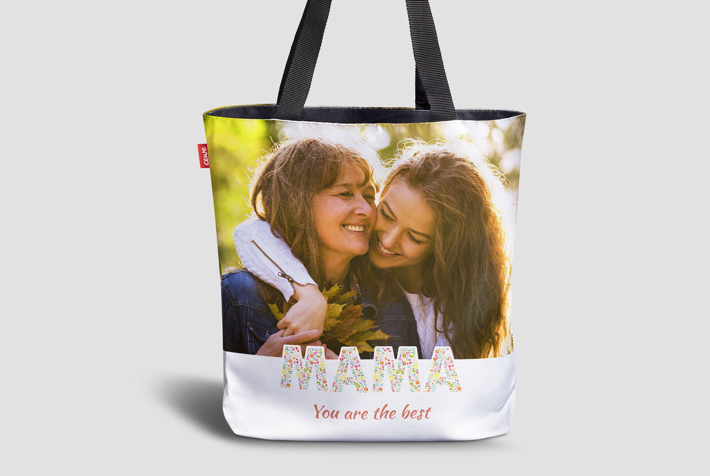 Lässige Tragetasche mit dem Aufdruck 'Mama - You are the best' und einem Bild von zwei Personen in Umarmung.