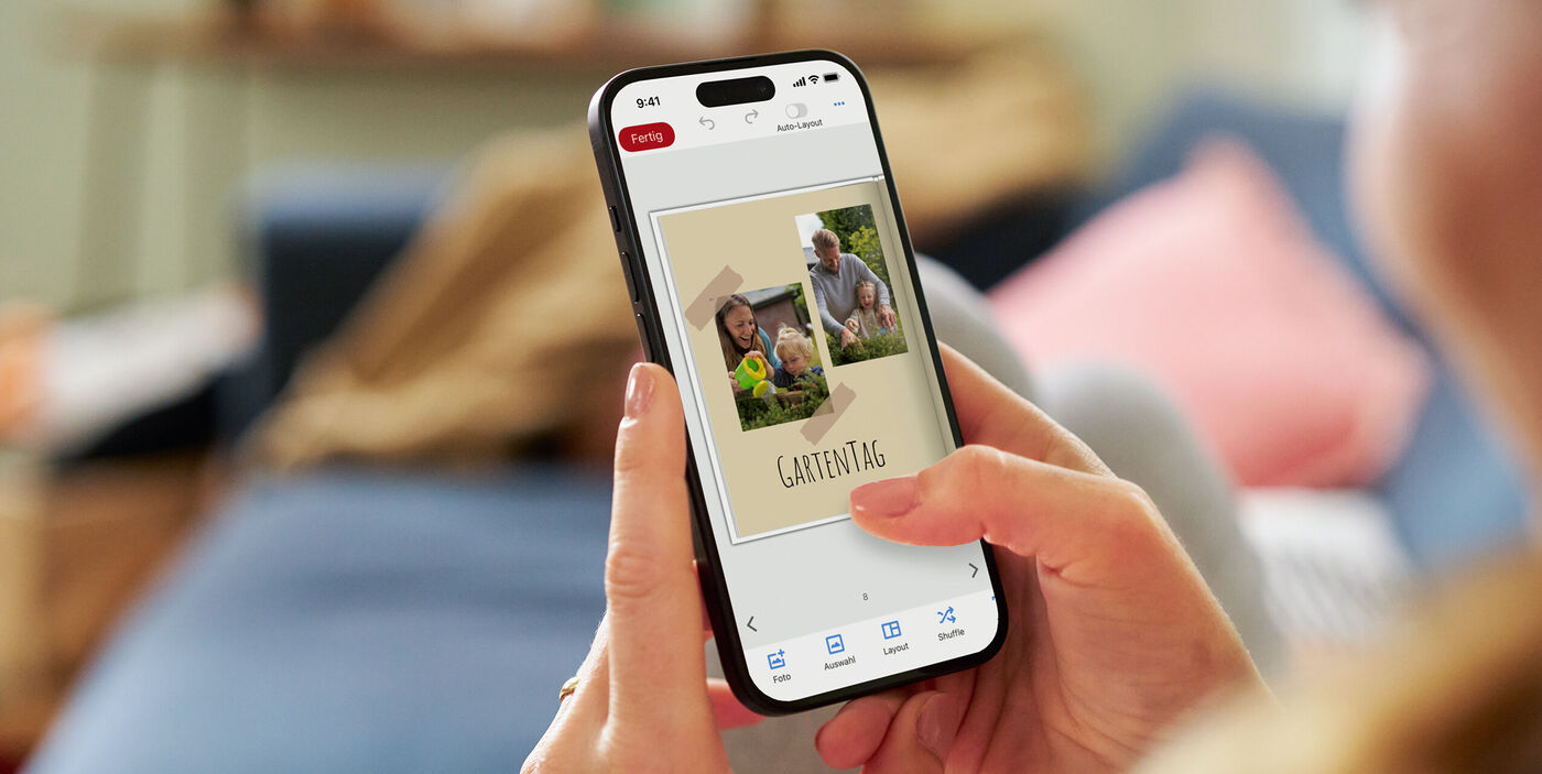 Eine Person erstellt auf dem Smartphone ein CEWE Fotobuch mit Fotos und Erinnerungen aus dem Garten.