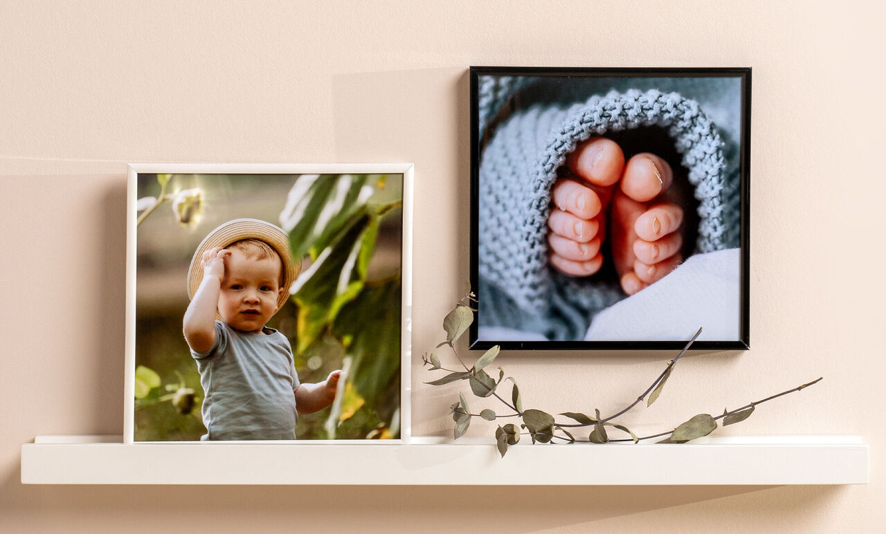 Ein Kind im Freien zeigt mit der Hand. Daneben ein Bild von nackten Babyfüßen in einer Decke.