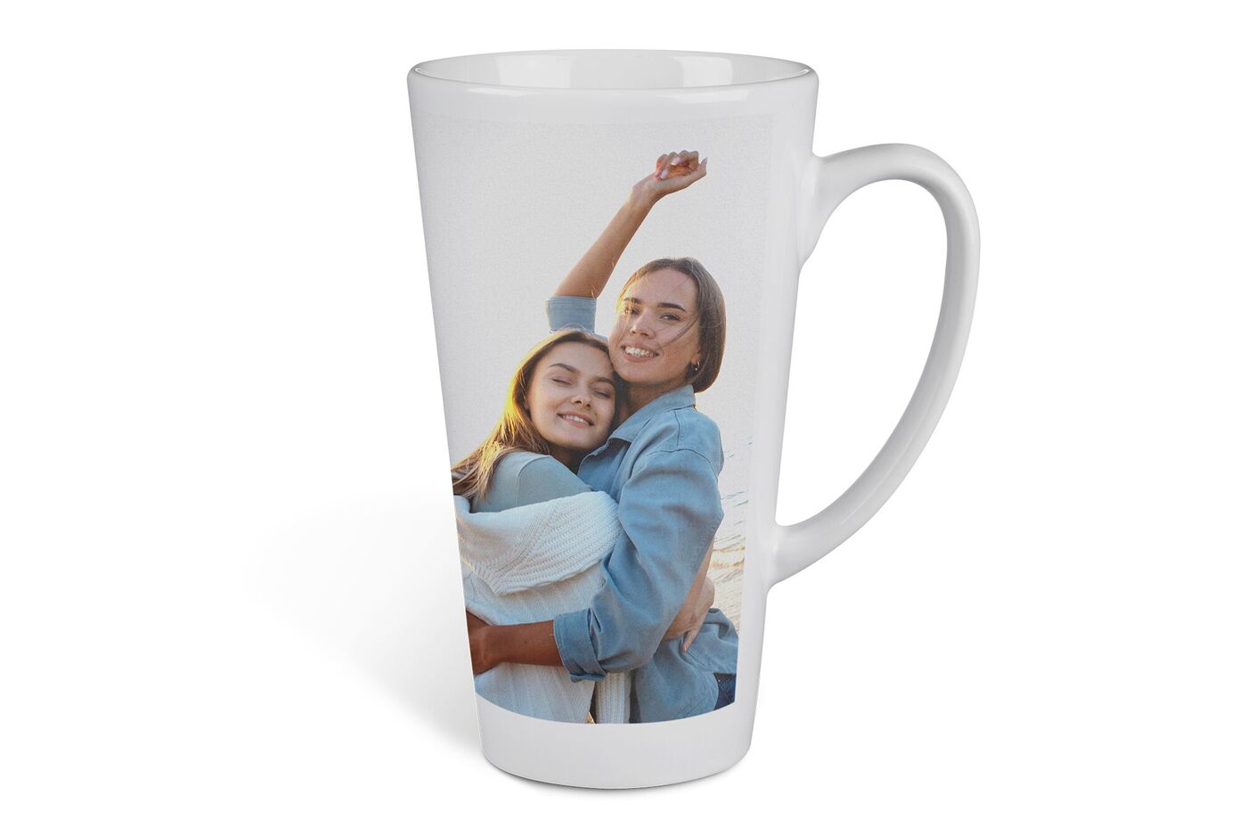 Bunte Tasse mit einem romantischen Paar auf dem Design