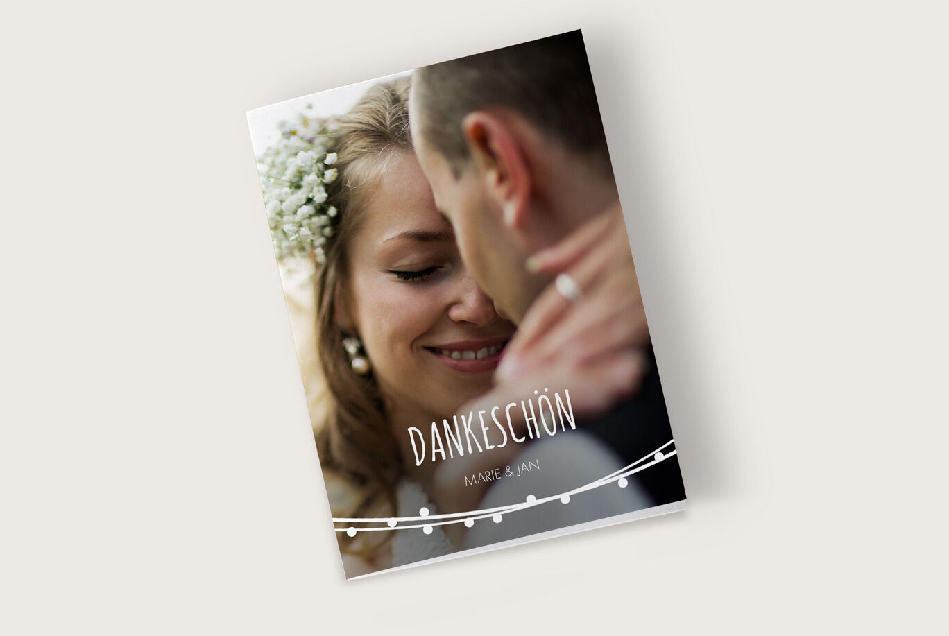 Ein wunderschönes Foto eines Pärchens, das sich in einem liebevollen Moment umarmt, im Hintergrund ein elegantes Design mit der Aufschrift 'DANKE SCHÖN'.