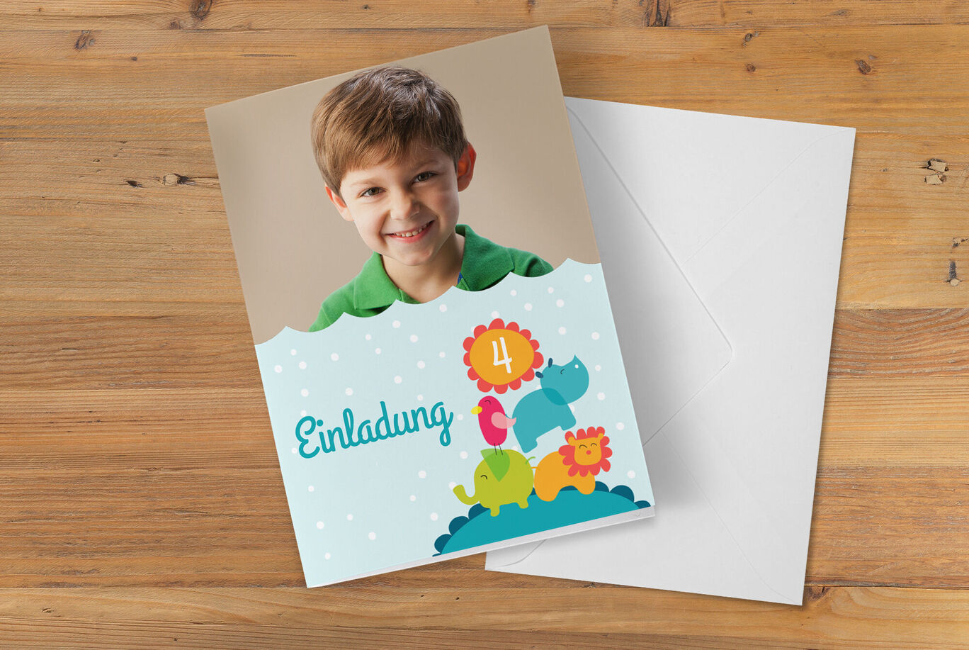 Bunte Einladungskarte zum Kindergeburtstag mit fröhlichen Tieren und dem Text 'Einladung 4'