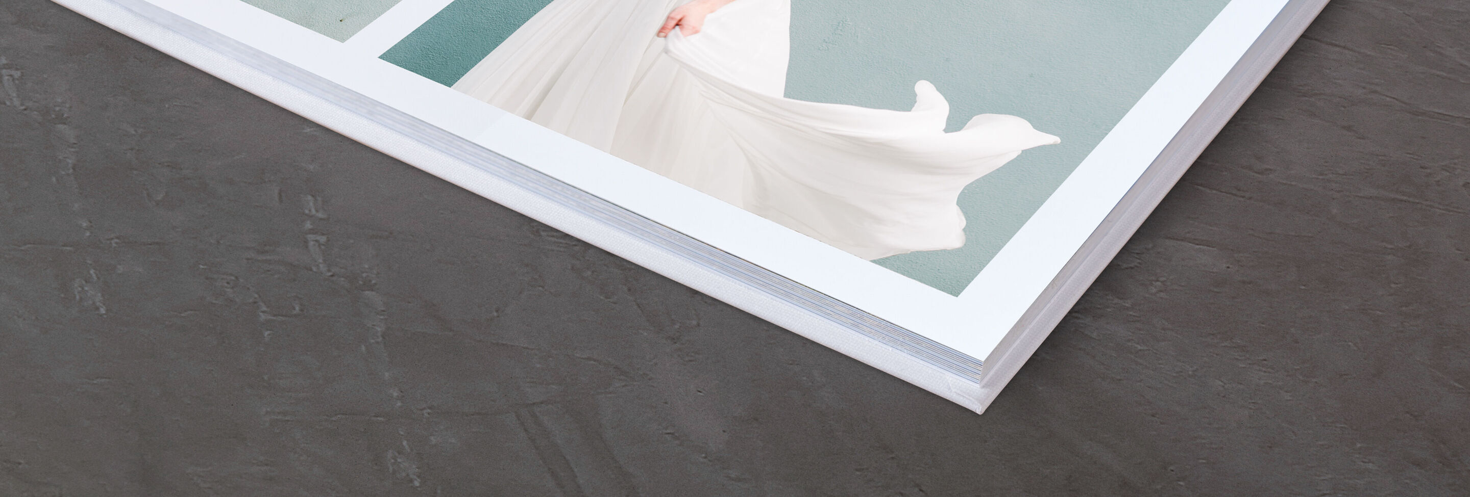 Detailansicht eines CEWE Fotobuchs mit elegantem Cover.