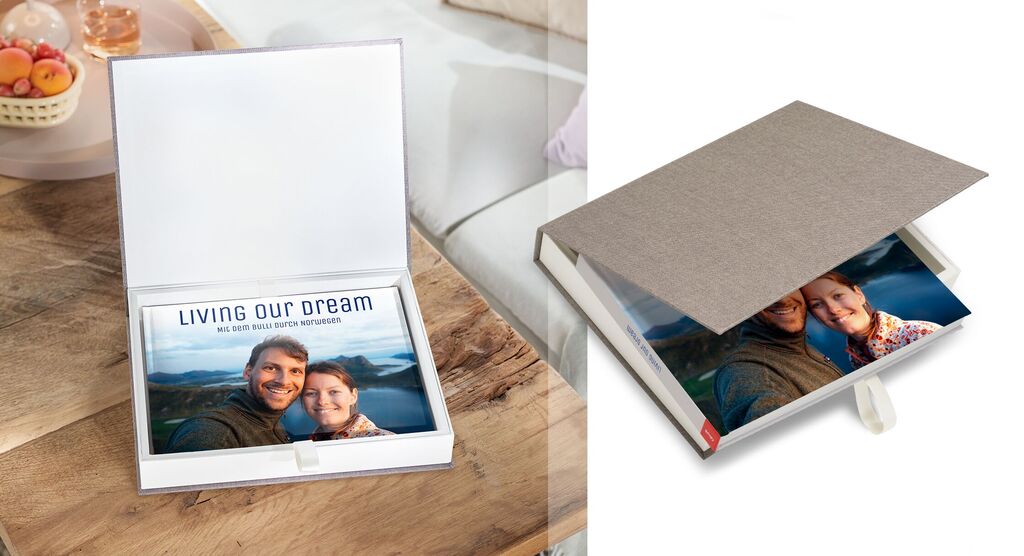 CEWE FOTOBUCH liegt liebevoll in einer Geschenkbox auf einem Tisch