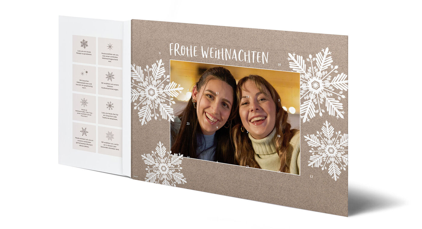 Adventskalender mit weißen Schneeflocken, Frohe-Weihnachten-Schriftzug und individuellem Foto auf braunem Hintergrund.