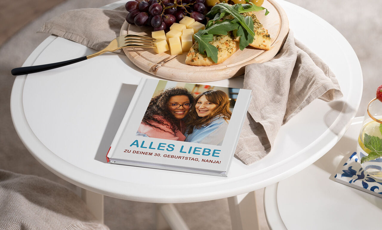 CEWE FOTOBUCH mit Titel Alles Liebe und Foto von zwei lachenden Menschen