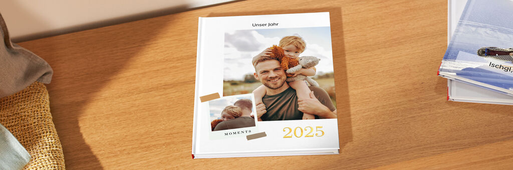Ein liebevoll gestaltetes CEWE Fotokalender 2024 auf einem Holztisch.