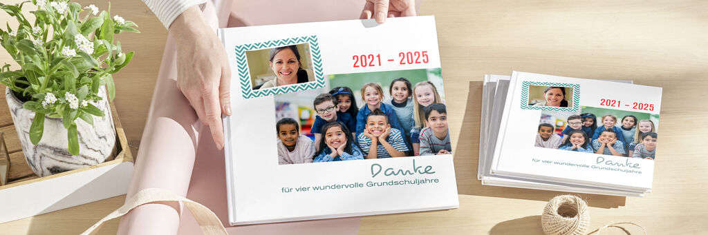 Ein liebevoll gestaltetes CEWE Fotobuch auf einem Tisch, umgeben von frischen Blumen, das Dankbarkeit für Erinnerungen zeigt
