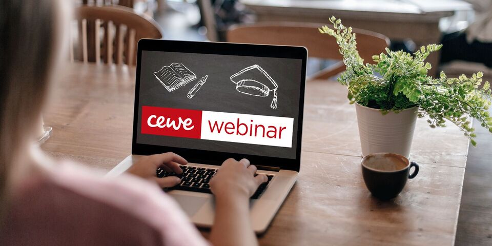 Person, die an einem Webinar auf einem Laptop teilnimmt
