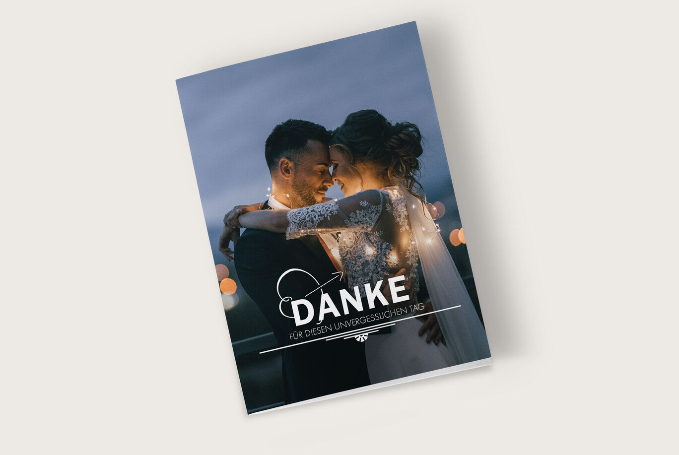 Eine kreative Gestaltung mit dem Wort 'DANKE' auf einem Fotobuch, ideal für besondere Erinnerungen.