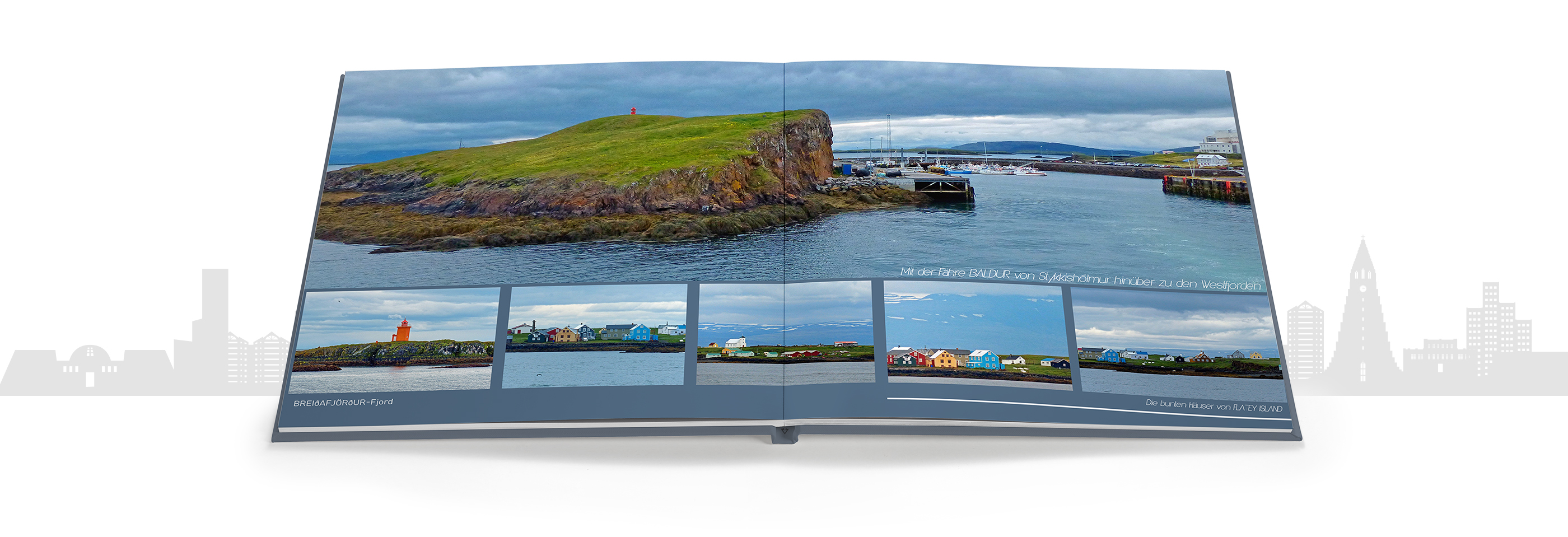 Ein offenes Fotobuch mit einer bunten Insel und einem Hafen auf der linken Seite, drei kleine Fotos mit bunten Häusern auf der rechten Seite.