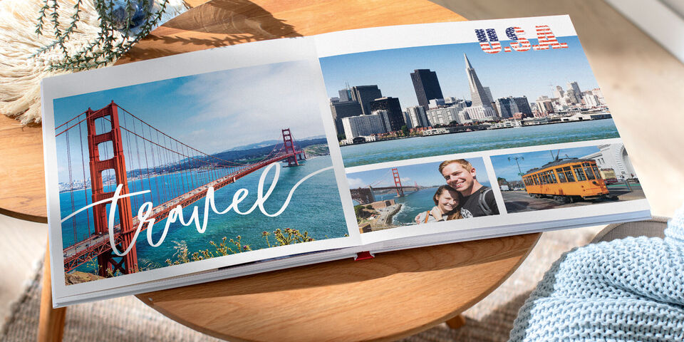 Ein offenes Fotobuch zeigt die Golden Gate Bridge und die Skyline von San Francisco mit kreativen Layouts. Ein schöner Schnappschuss von Reiseerinnerungen.