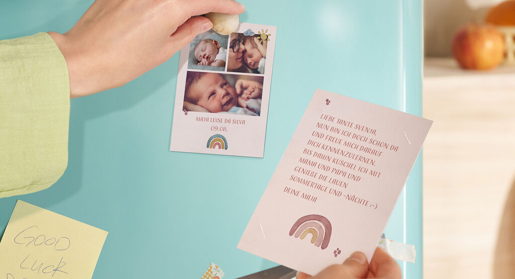 Der Kühlschrank zeigt liebevolle Notizen und Fotos, die Erinnerungen und positive Botschaften festhalten.