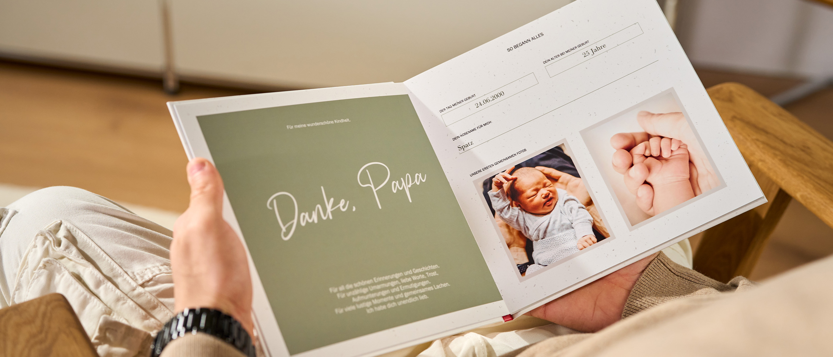 Eine Person hält ein CEWE Fotobuch mit persönlichen Fotos und einer Dankesbotschaft.