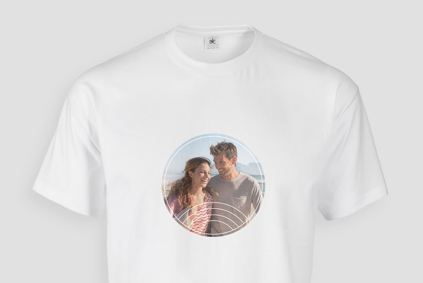 Ein Pärchen in einem weißen T-Shirt mit einem runden Bild im Rahmen, das Freude ausstrahlt.