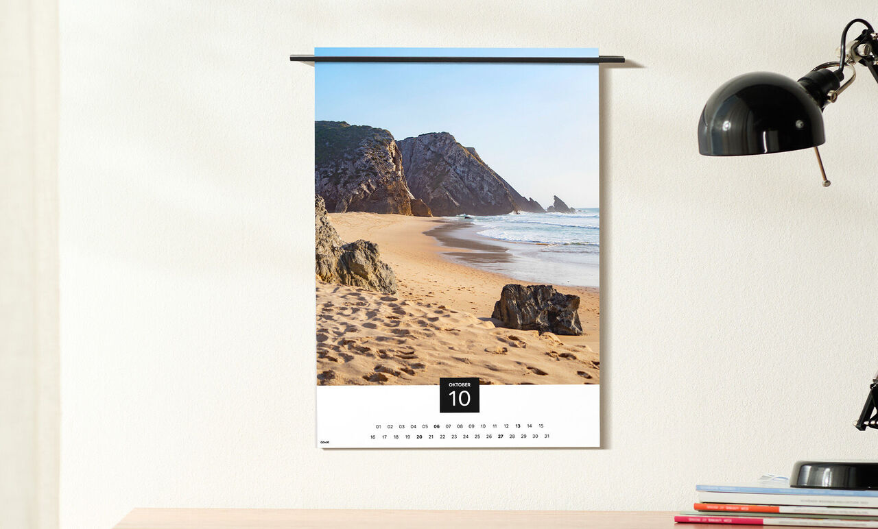 Kalender mit einem wunderschönen Strandmotiv und Felsen an der Küste