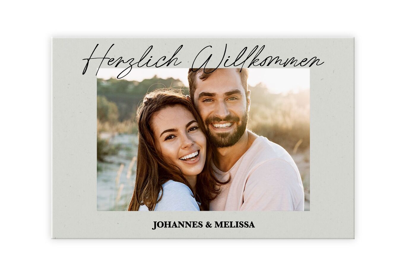 CEWE Grußkarte mit Herzlich Willkommen, Foto eines Paares und Namen Johannes und Melissa