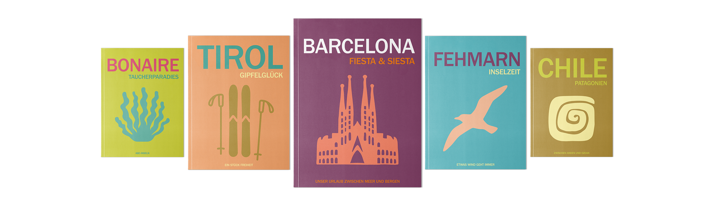Fünf verschiedene CEWE FOTOBUCH Cover sind nebeneinander zu sehen. Die Bücher sind zu verschiedenen Reisezielen mit einem Clipart gestaltet.
