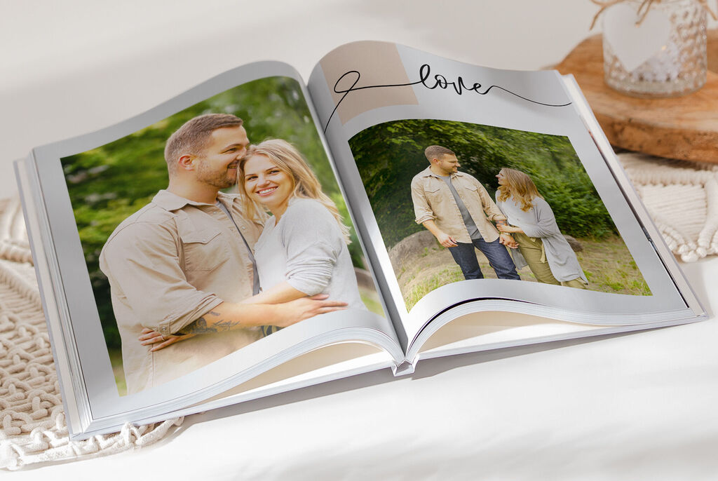 Ein geöffnetes Fotobuch zeigt glückliche Paare und liebevolle Momente in der Natur.