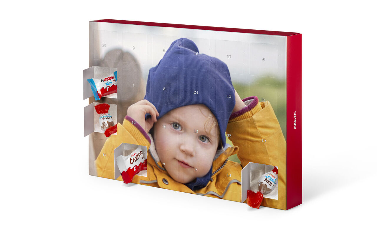 Ein adventlicher Kalender, der mit süßen Überraschungen gefüllt ist, zeigt ein fröhliches Kind in warmer Kleidung.