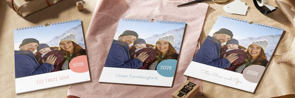 Drei liebevoll gestaltete Fotokalender mit Familienbildern und einem einladenden Hintergrund.