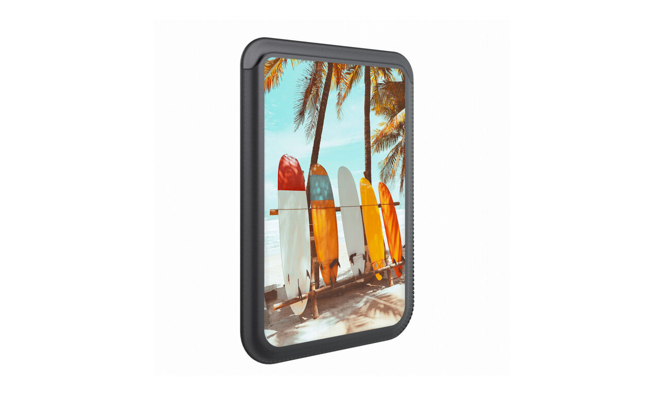 Kartenhalter fürs Handy mit Foto von bunten Surfbrettern am Strand unter Palmen