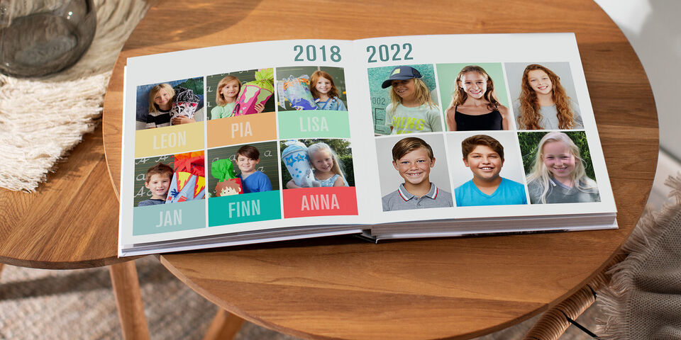 Zwei Seiten eines Fotobuchs mit Bildern von Kindern, die im Jahr 2018 und 2022 aufgenommen wurden