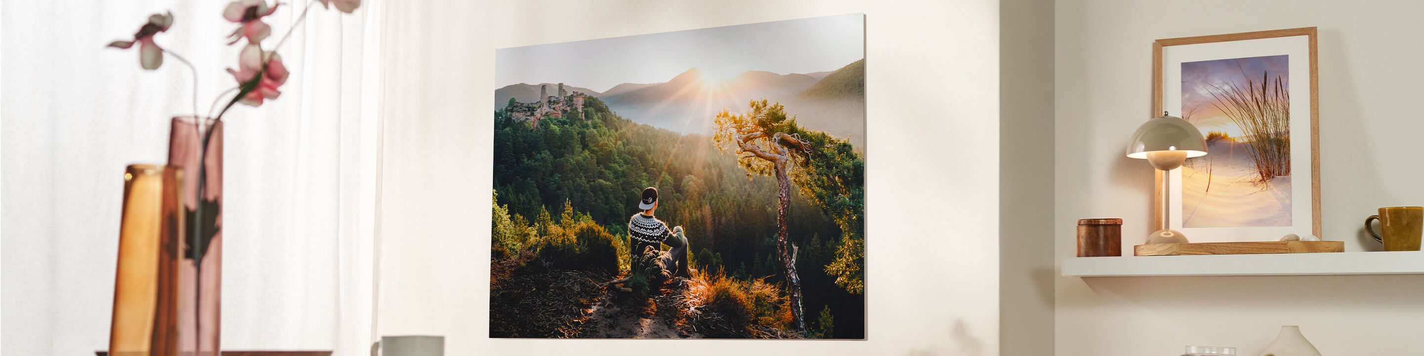 Ein Wandbild mit einem Menschen, der durch eine bezaubernde Landschaft läuft, umgeben von Sonnenstrahlen und Bäumen, im Wohnzimmer eines modernen Hauses