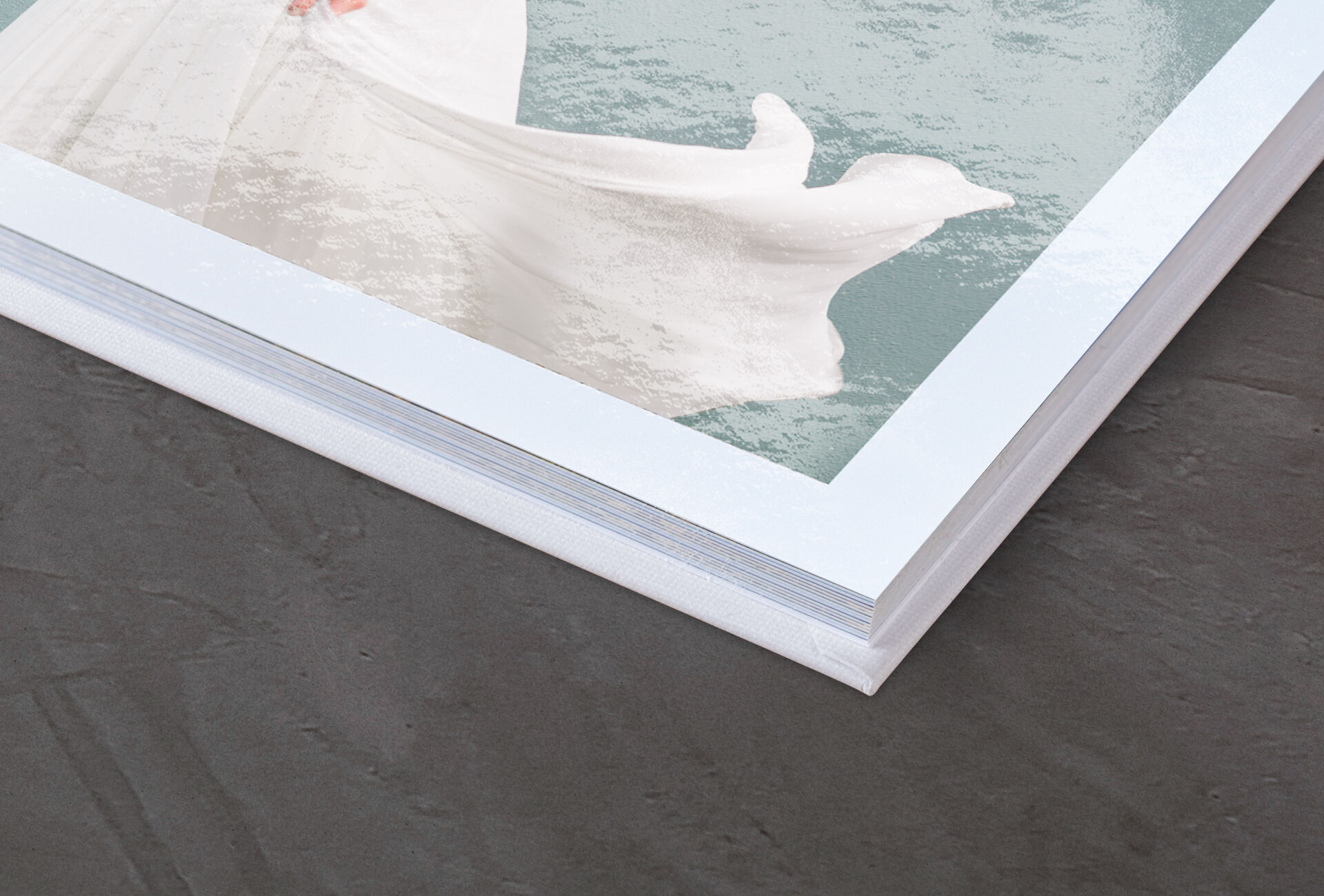 Detailaufnahme eines Wandbildes mit weißem Rand und sanften Farben, das Eleganz ausstrahlt