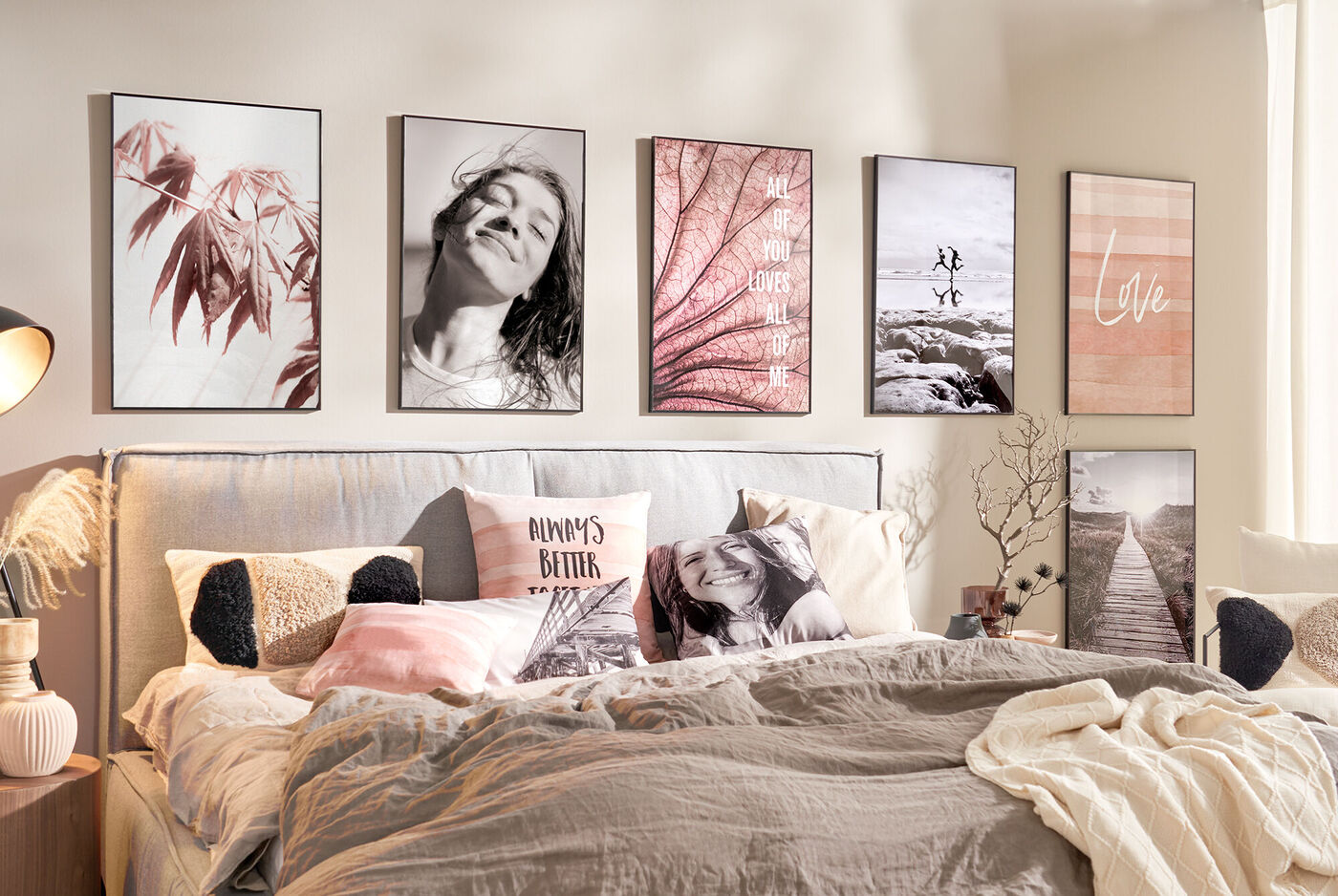 Wundervolles Schlafzimmer mit liebevoll gestalteten Wandbildern und Kissen