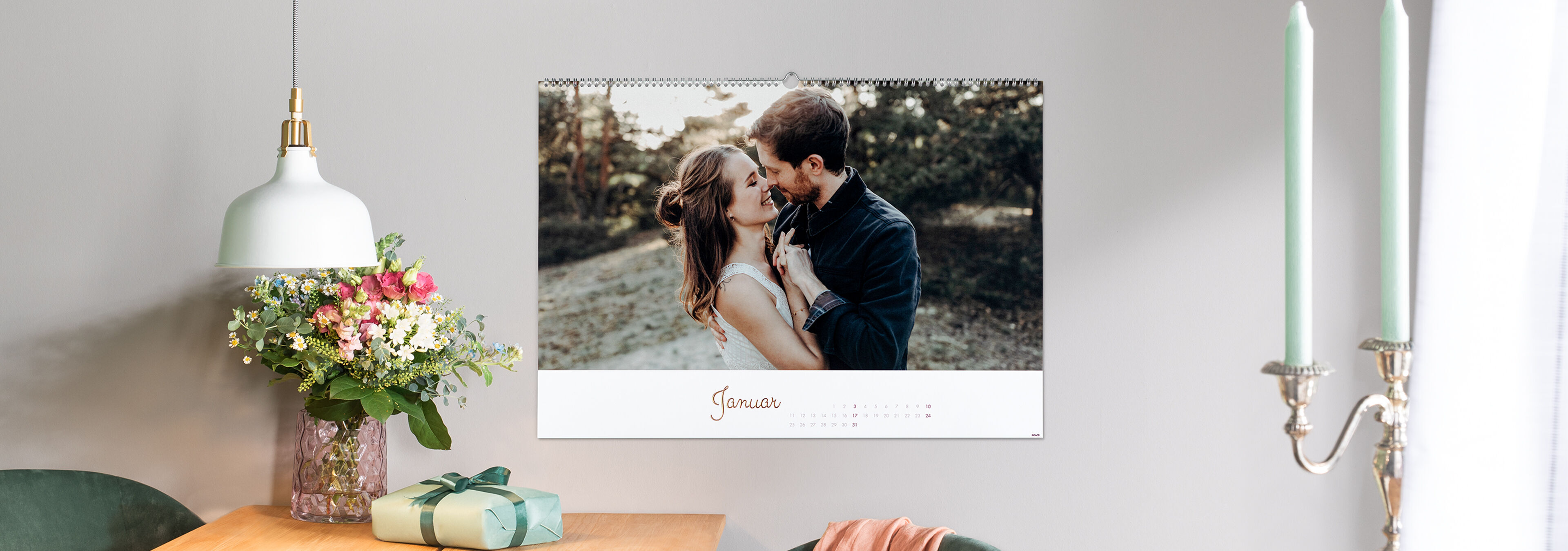 Ein liebevolles Paar genießt einen romantischen Moment im Freien, abgebildet auf einem CEWE Fotokalender.
