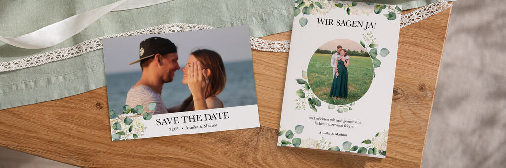 Ein schönes Paar auf einer Save-the-Date-Karte am Strand mit einer Einladung zu ihrer Hochzeit